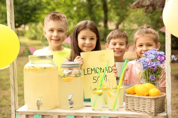 Niños Pequeños Puesto Limonada Parque —  Fotos de Stock