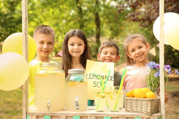 Crianças Pequenas Quiosque Limonada Parque — Fotografia de Stock