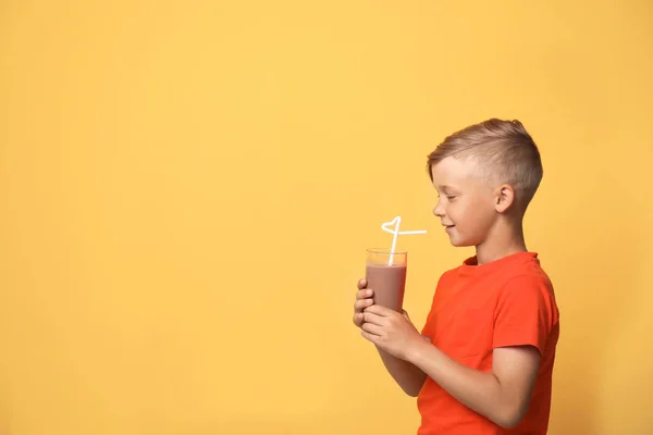 Niño Pequeño Con Vaso Batido Leche Sobre Fondo Color — Foto de Stock