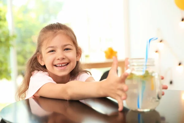 Niña Con Limonada Natural Mesa Interior — Foto de Stock