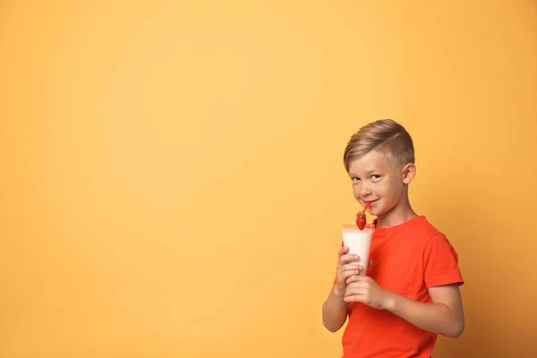 Liten Pojke Med Glas Milkshake Färgbakgrund — Stockfoto