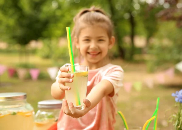 Κοριτσάκι Φυσικό Λεμονάδα Στο Πάρκο — Φωτογραφία Αρχείου