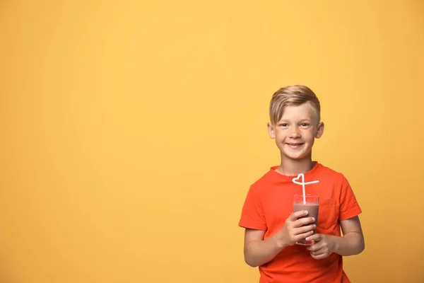 Kleiner Junge Mit Glas Milchshake Auf Farbigem Hintergrund — Stockfoto