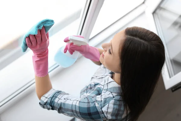 Jonge Vrouw Vensterglas Thuis Reinigen — Stockfoto