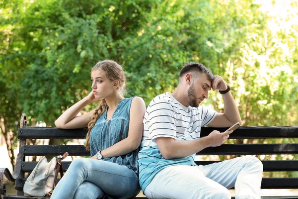 Casal Jovem Discutindo Enquanto Sentado Banco Parque Problemas Relacionamento — Fotografia de Stock