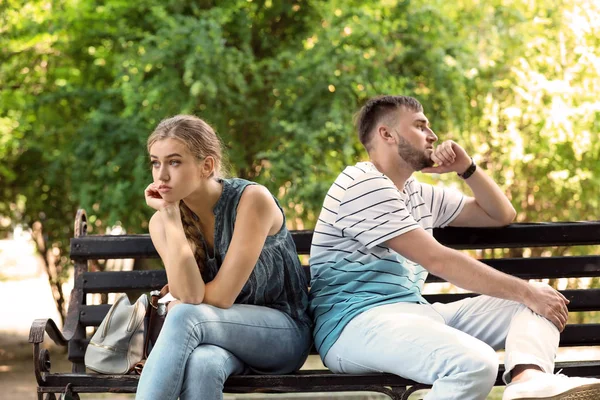 Casal Jovem Discutindo Enquanto Sentado Banco Parque Problemas Relacionamento — Fotografia de Stock