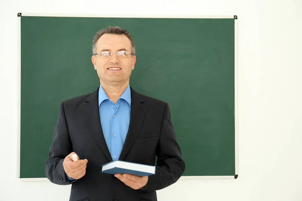 教室で男性教師の肖像 — ストック写真