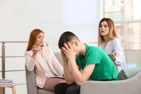 Joven Psicóloga Femenina Que Trabaja Con Adolescente Madre Oficina — Foto de Stock