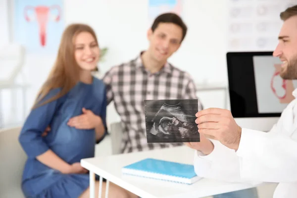 Kadın Hastalıkları Danışma Doktor Gösteren Ultrason Bebek Kliniğinde Gelecekteki Velilere — Stok fotoğraf