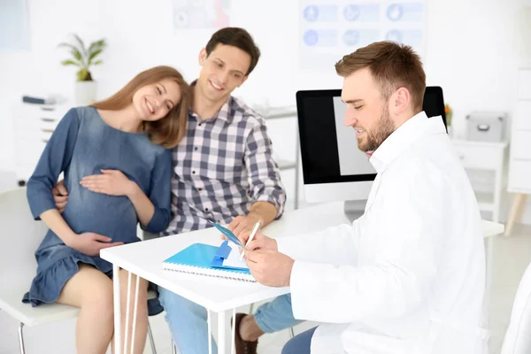 Consultation Gynécologie Médecin Montrant Échographie Bébé Aux Futurs Parents Clinique — Photo