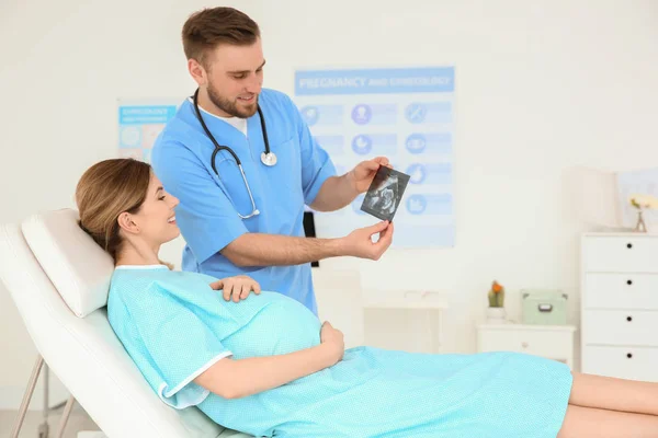 Γυναικολογία Διαβούλευση Υπερηχογράφημα Δείχνει Γιατρός Έγκυο Γυναίκα Στην Κλινική — Φωτογραφία Αρχείου
