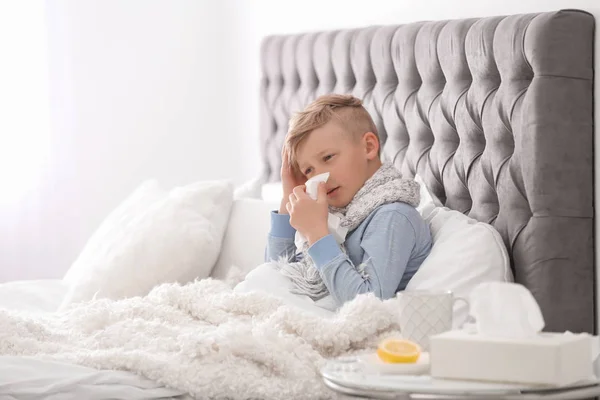 Petite Fille Dormant Dans La Chambre Avec Humidificateur D'air