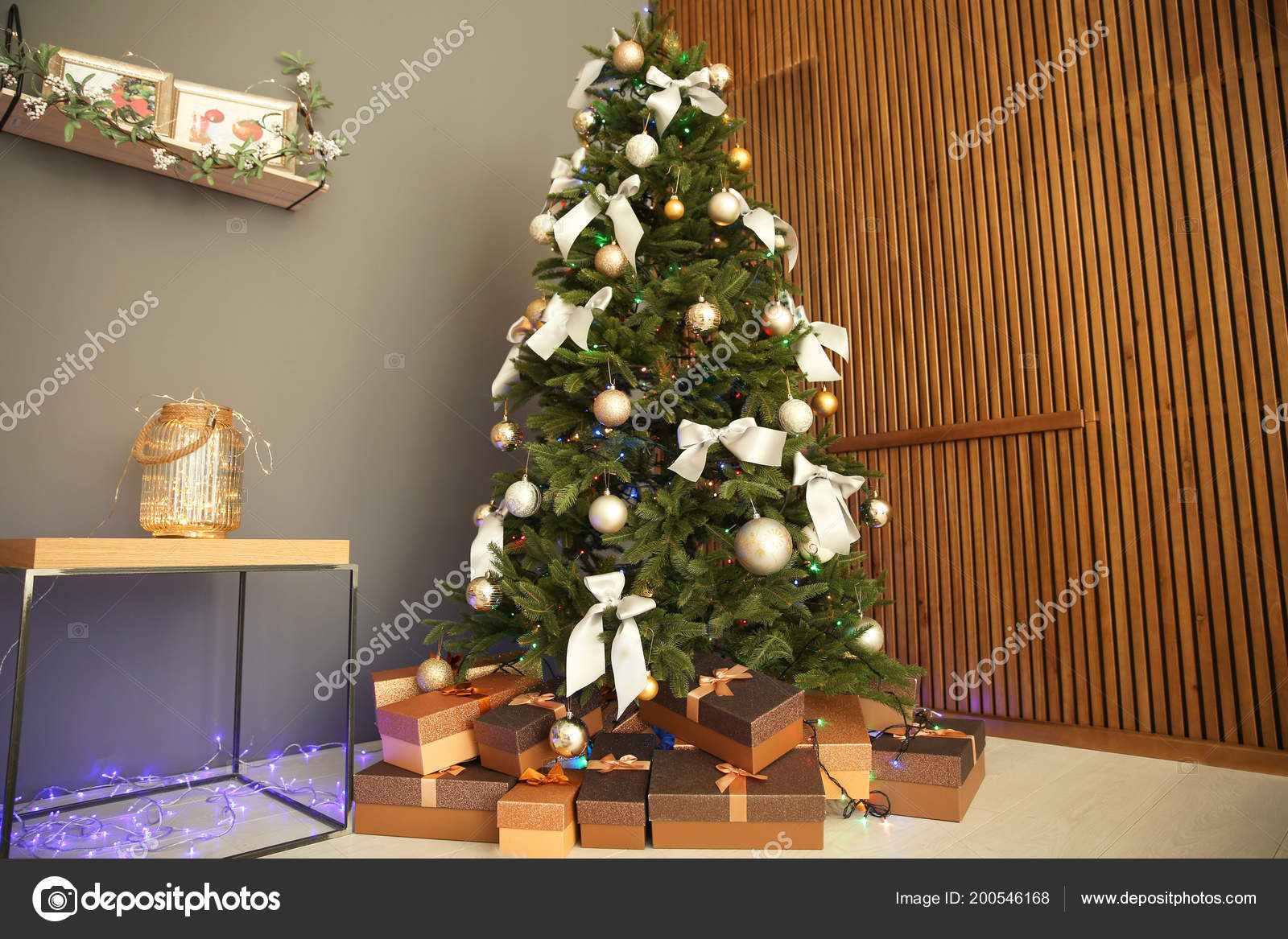 Beautiful Christmas tree and t boxes indoors — ZdjÄ™cie od liudmilachernetska gmail