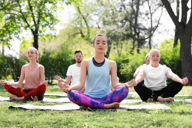 Pratik yoga Park güneşli günde gurup