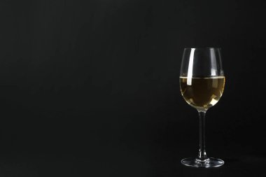 Koyu arka plan üzerinde pahalı beyaz şarap