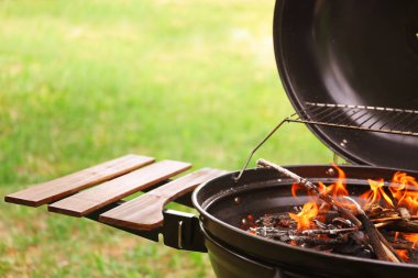 Yangın alevleri açık havada modern Barbekü ızgara