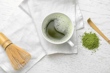 Düz matcha ile kompozisyon çay ışık arka plan üzerinde yatıyordu
