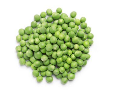 Beyaz arka plan üzerinde taze yeşil bezelye yığını