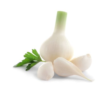 Olgun taze sarımsak ve beyaz zemin üzerine maydanoz