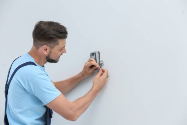 Erkek teknisyen alarm sistemi kapalı yükleme