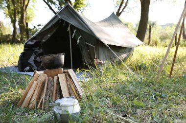 Yakınında çadır açık havada şenlik ateşi için düzenlenmiş ahşap kuru. Yaz Kampı