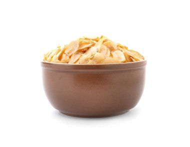 Sarımsak gevreği kase beyaz zemin üzerine kurutulmuş