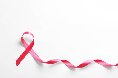 Pembe kurdele beyaz arka planda, üstten görünüm. Kanseri bilinçlendirme