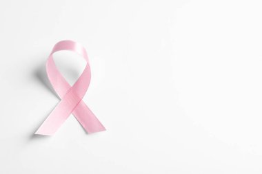 Pembe kurdele beyaz arka planda, üstten görünüm. Kanseri bilinçlendirme