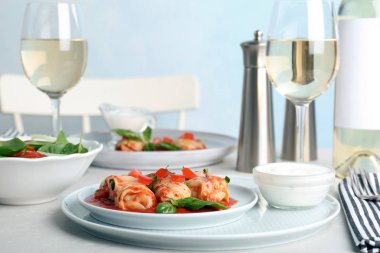 Plaka ile lahana dolması domates sosuna masada bırakır.