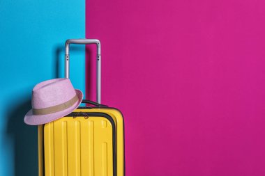 Renk arka plan üzerinde şapka ile parlak sarı çanta