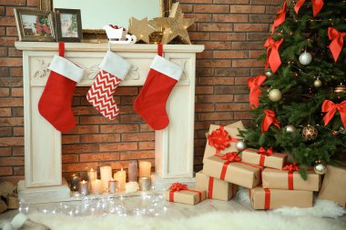 Güzel Noel ağacı ve hediyeler dekoratif şömine kapalı çorap ile yakın