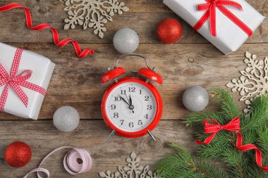 Düz yatıyordu kompozisyon ile çalar saat ahşap arka plan üzerinde. Noel geri sayım