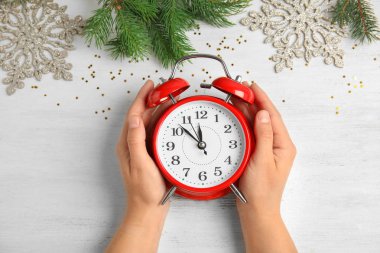 Kadın ile çalar saat, tablo, görünüm üst. Noel geri sayım