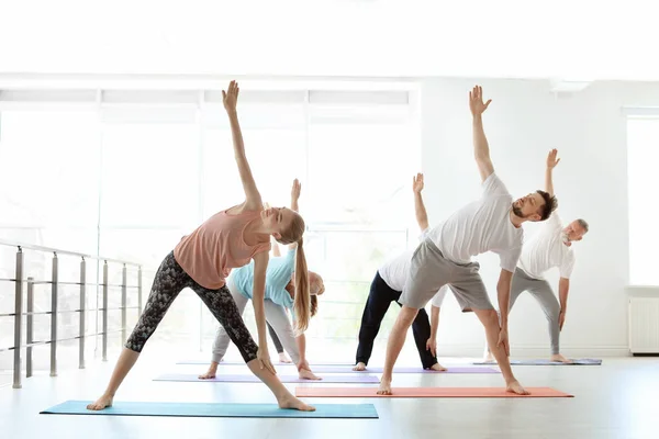 Grupo Personas Ropa Deportiva Practicando Yoga Interiores — Foto de Stock