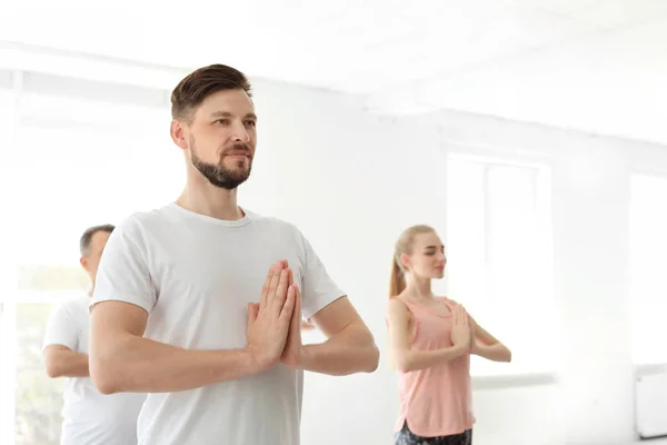 Grupul Oameni Îmbrăcăminte Sportivă Care Practică Yoga Interior — Fotografie, imagine de stoc