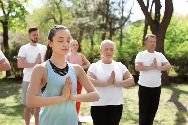 Pratik yoga Park güneşli günde gurup