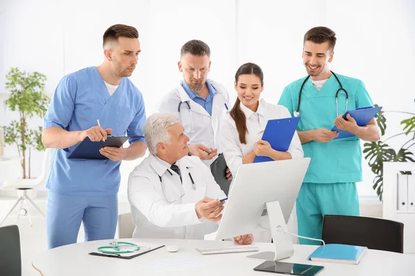 Gruppe Von Ärzten Die Sich Der Klinik Treffen Kardiologie Konferenz — Stockfoto