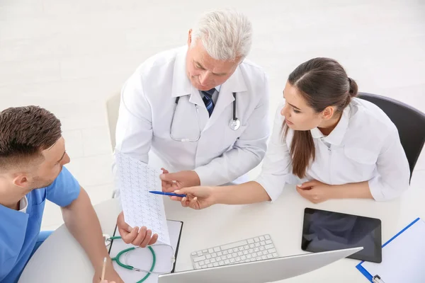 Gruppe Von Ärzten Die Sich Der Klinik Treffen Kardiologie Konferenz — Stockfoto