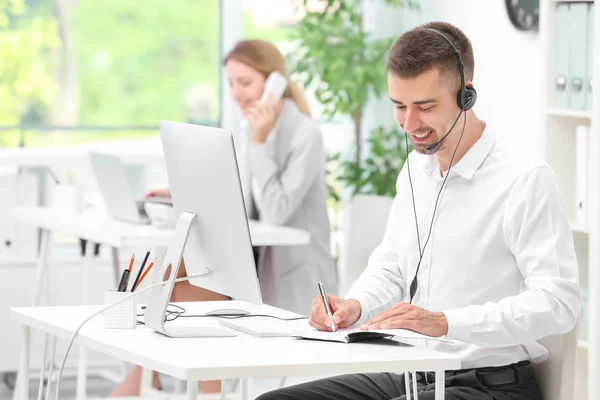 Männliche Empfangsdame Mit Headset Schreibtisch Büro — Stockfoto