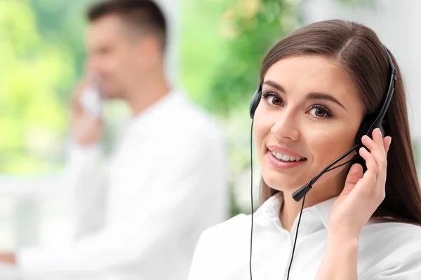 Jonge Vrouwelijke Receptioniste Met Headset Kantoor — Stockfoto