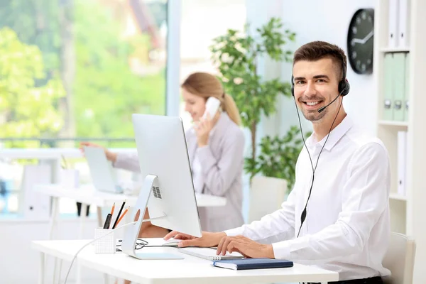 Réceptionniste Masculin Avec Casque Bureau — Photo