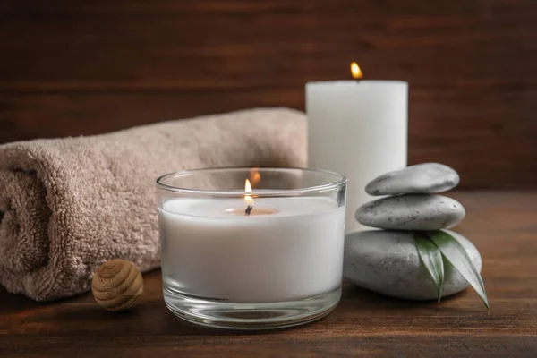 Hermosa Composición Con Piedras Spa Toalla Velas Encendidas Mesa Madera —  Fotos de Stock