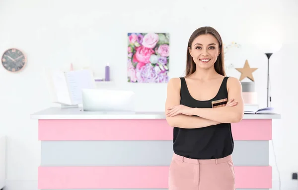 Joven Recepcionista Cerca Del Escritorio Salón Belleza — Foto de Stock