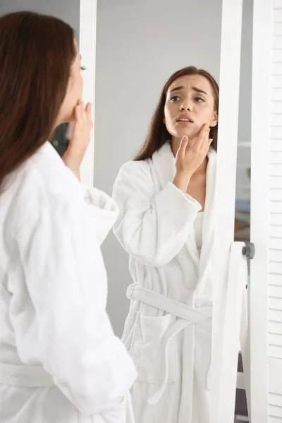 室内の鏡で見ている美しいまつげを持つ感情的な女性 — ストック写真