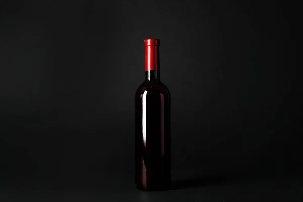 Flasche Teurer Rotwein Auf Dunklem Hintergrund — Stockfoto