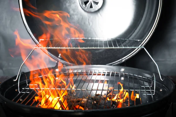 Nya Moderna Barbecue Grill Med Kolen Svart Bakgrund — Stockfoto