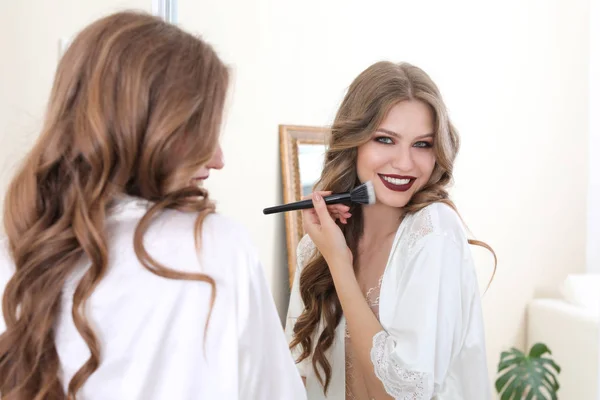 Genç Kadın Soyunma Odasında Ayna Yakınındaki Makyaj Uygulamak — Stok fotoğraf