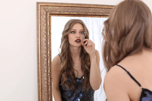 Junge Frau Schminkt Sich Umkleidekabine Neben Spiegel — Stockfoto