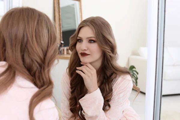 Young Beautiful Woman Mirror Makeup Room — Stock Photo, Image