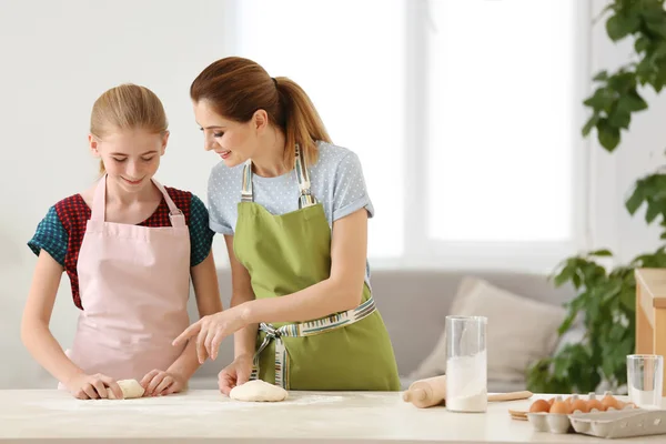 Madre Sua Figlia Fanno Pasta Tavola Cucina — Foto Stock